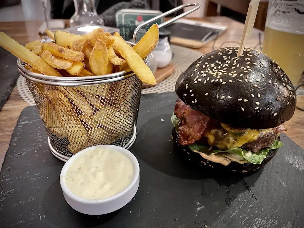 Vsevolod Mountaniol_Ježkova Bašta_Tuchlovice_review