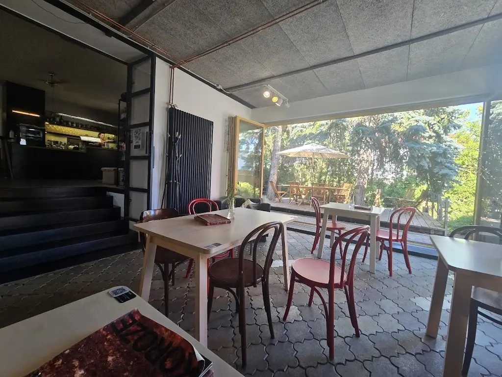 Kavárna Koroze restaurant in Roztoky