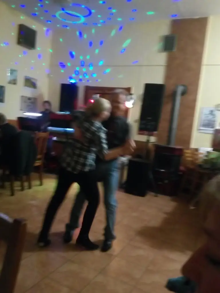 Libor Vondráček_Dělnický dům_Velký Osek_review