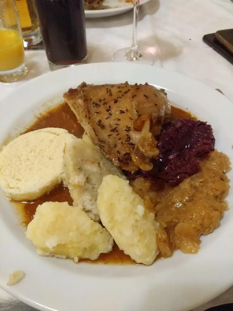 Lucie Jelínková Hniličková_Hostinec u Buřivalů_Týnec nad Labem_review