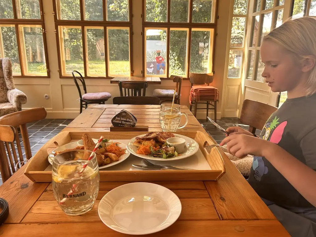 Nikki Donatova_Mud Farm Ltd._Uhlířské Janovice_review