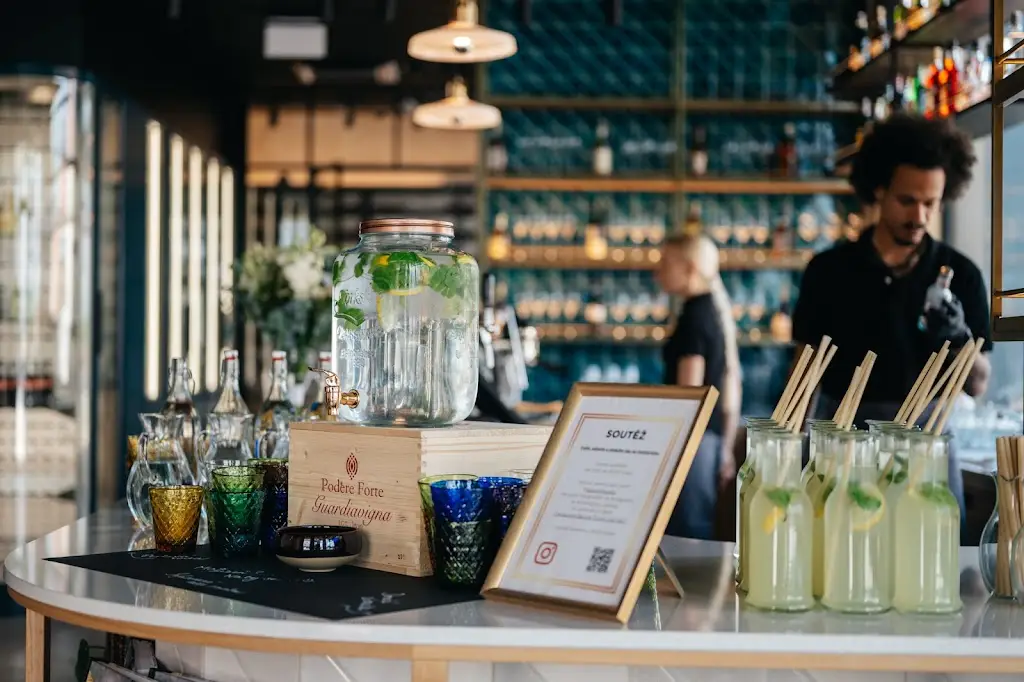 La Bottega Oaks Deli Bistro_Velké Popovice_slider_image_1