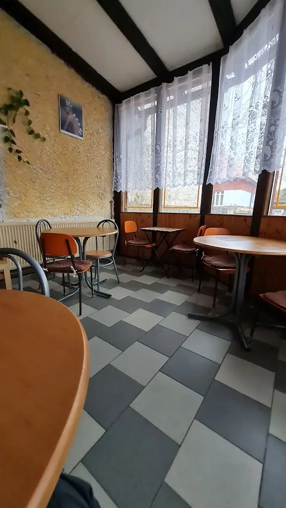 Vojtěch Těžký_Patisserie under chestnuts_Úvaly_review