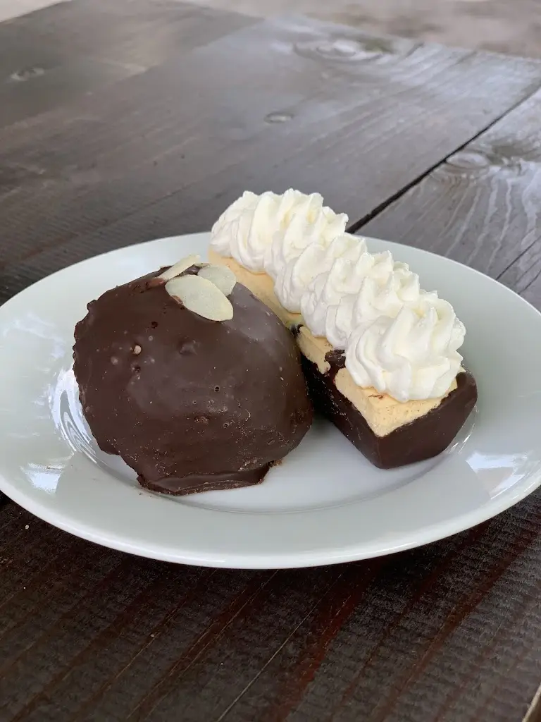 Patisserie under chestnuts_Úvaly_slider_image_2