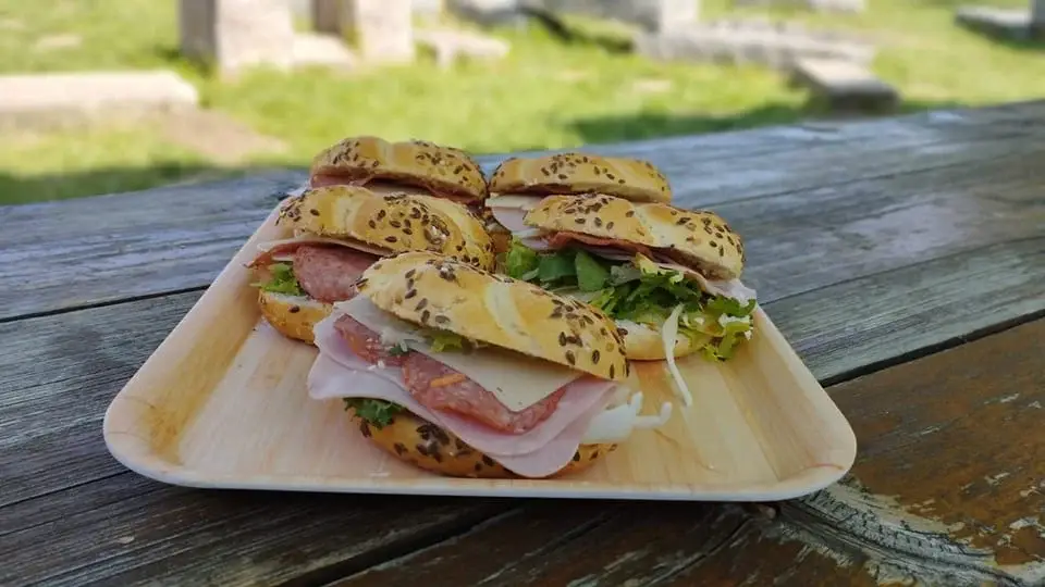 Bistrobus v kempu Týnec - občerstvení, grilování a mnoho dalších dobrot restaurant in Týnec nad Sázavou