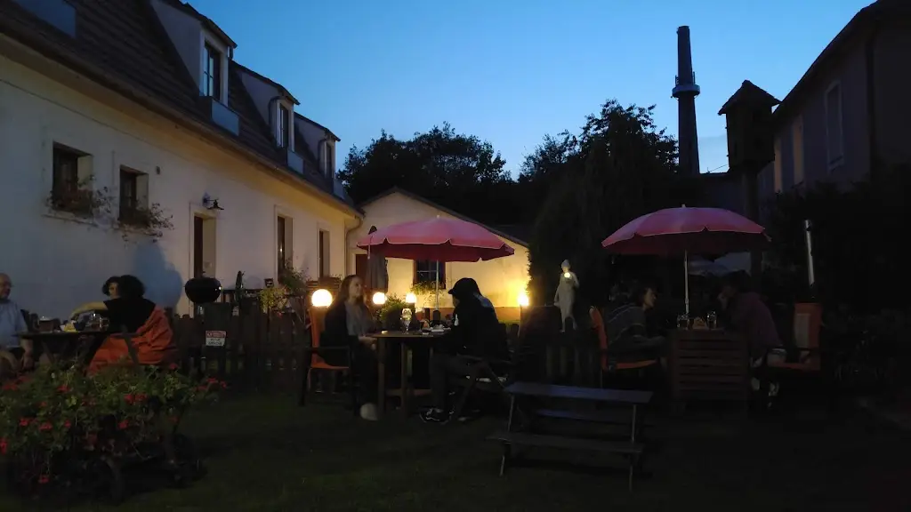 Maciek Gruchala_Občerstvovna ve dvoře_Vrané nad Vltavou_recensione