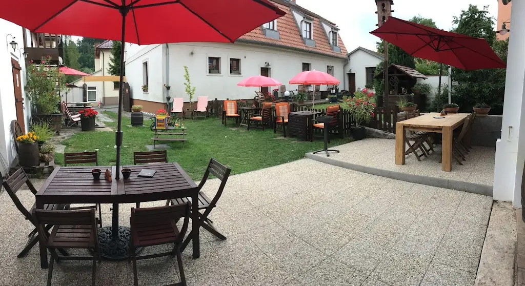 Občerstvovna ve dvoře ristorante a Vrané nad Vltavou