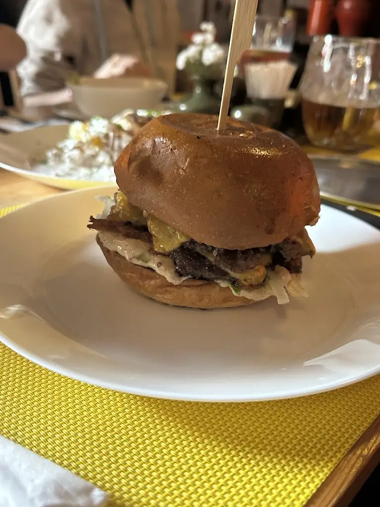 Občerstvovna ve dvoře_Vrané nad Vltavou_slider_image_2