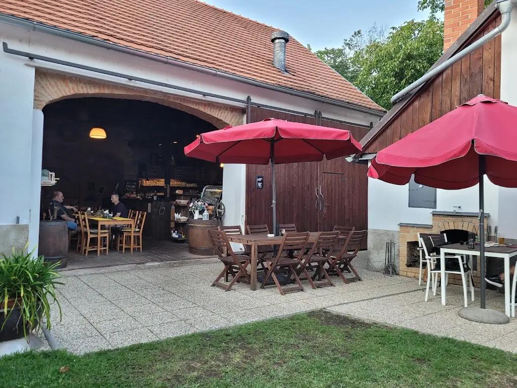 Občerstvovna ve dvoře_Vrané nad Vltavou_slider_image_3