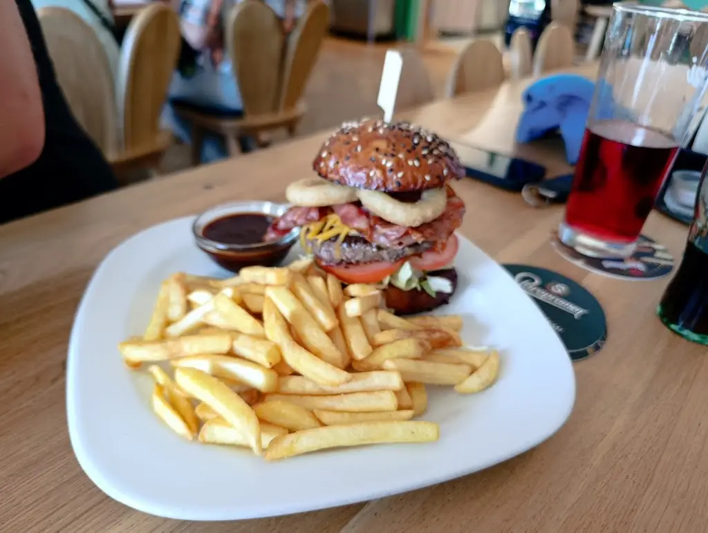 Misa Hujer_Restaurace Lidový dům_Zaječov_review