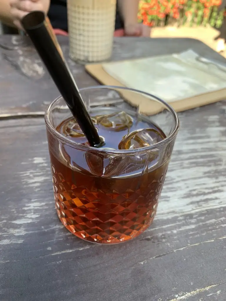 Samuel Fabrizio_KAFE Z RUKY_Veltrusy_review