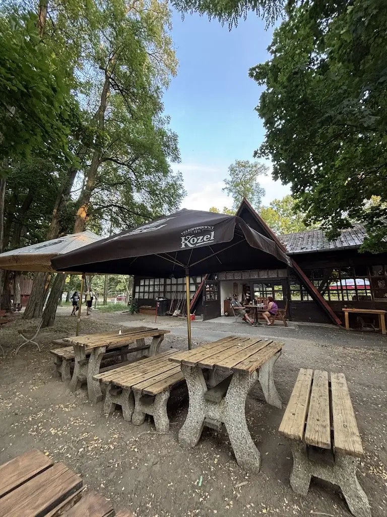 Bistro u kempu Obora restaurant in Veltrusy