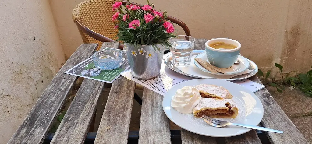 Zdeněk Král_Kavárna U nás doma_Slavonice_review