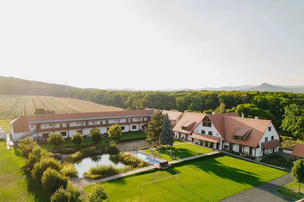 Dvůr Perlová voda restaurant in Budyně nad Ohří