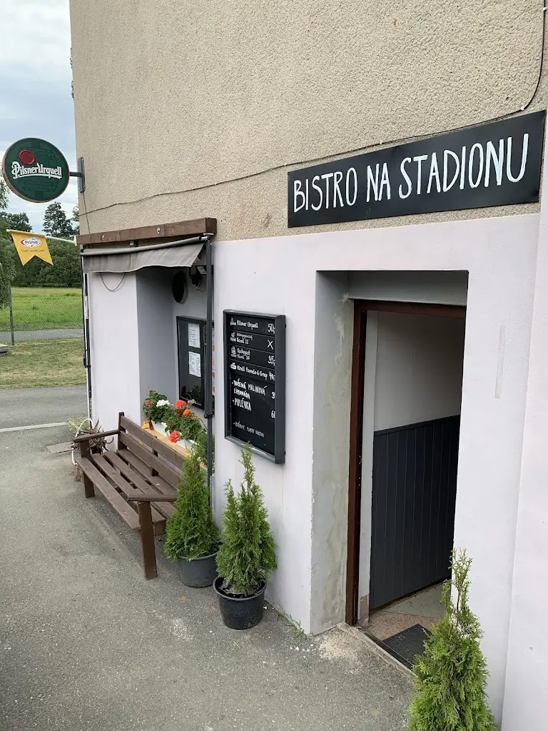 Stepanka Decastelo_Bistro na stadionu_Zruč nad Sázavou_recensione