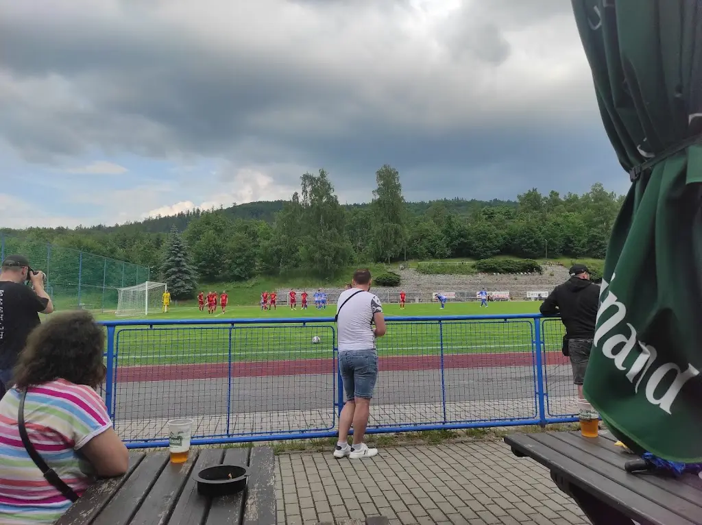 Volodymyr Pihach_Hospoda na hřišti_Votice_review