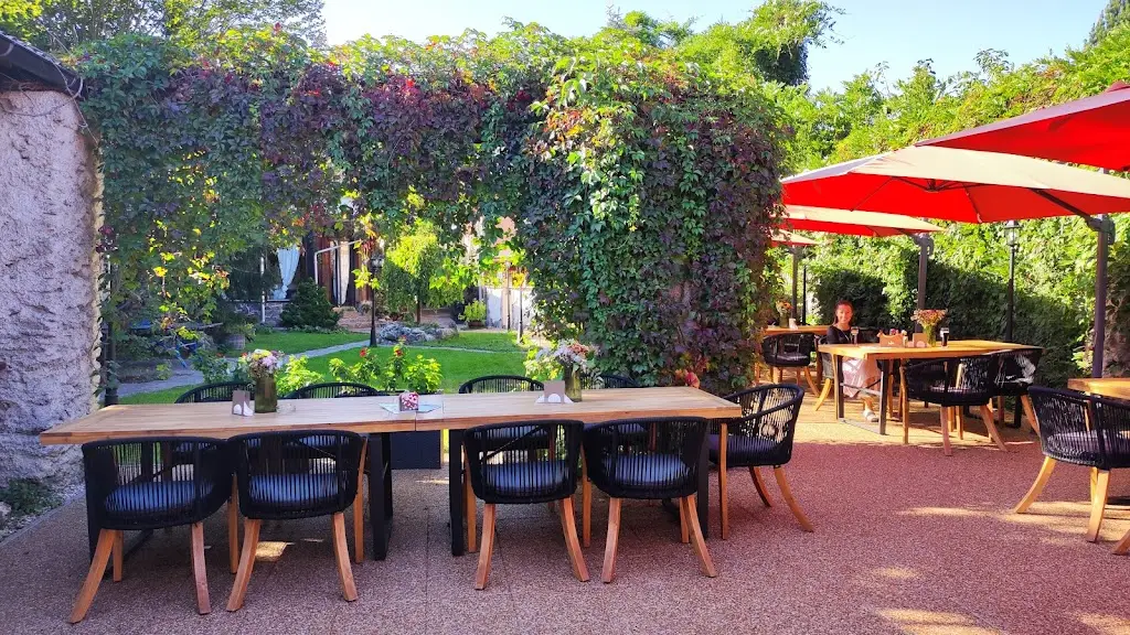 Green Garden Restaurant & Pub restaurant in Březno