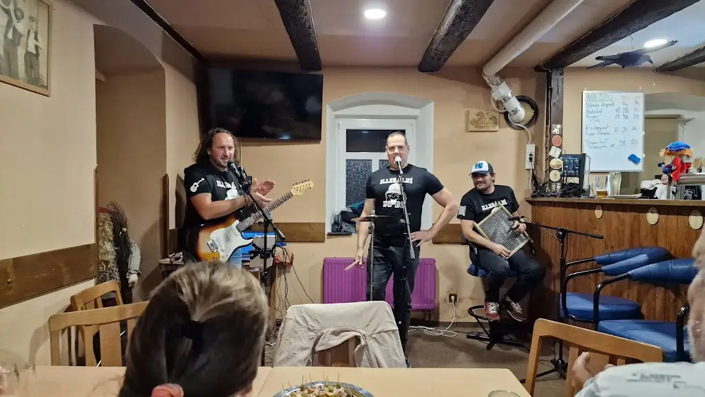 Pivnice U Havrana restaurant in Chlumec