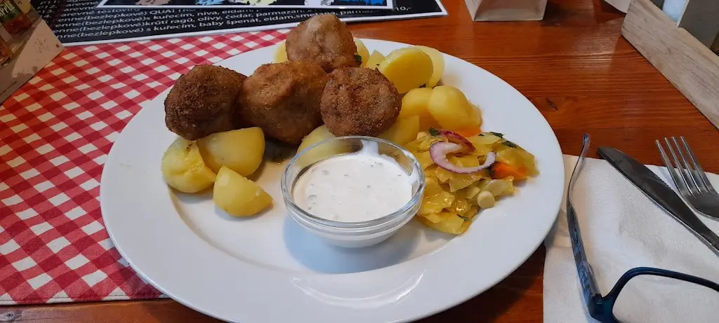 Marley Janssens_Restaurace Kovářská- Vulkanus - česká klasika + Mango Tango butik kavárna_Kovářská_review