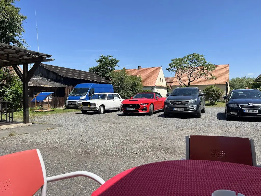 Barnabás Győri_Restaurace Tom v zimním období zavřeno_Kryry_review