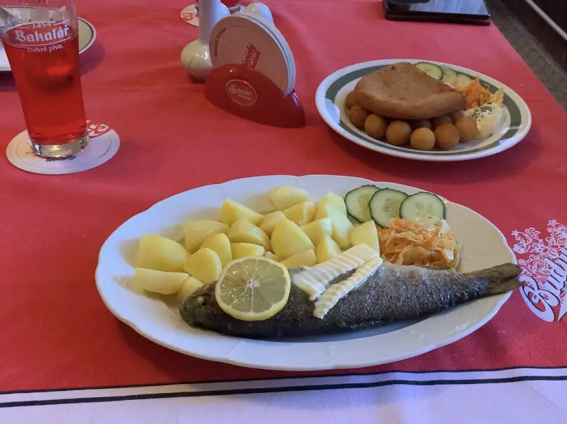 Liangliang Ma_Restaurace Tom v zimním období zavřeno_Kryry_review