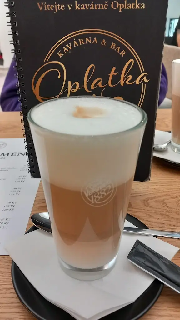 Jana Hrbková_Oplatka kavárna&bar_Klášterec nad Ohří_recensione