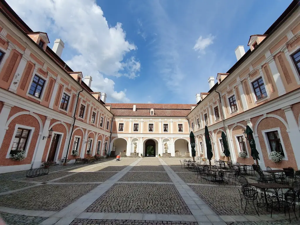 Zámek Červený Hrádek_Jirkov_slider_image_2