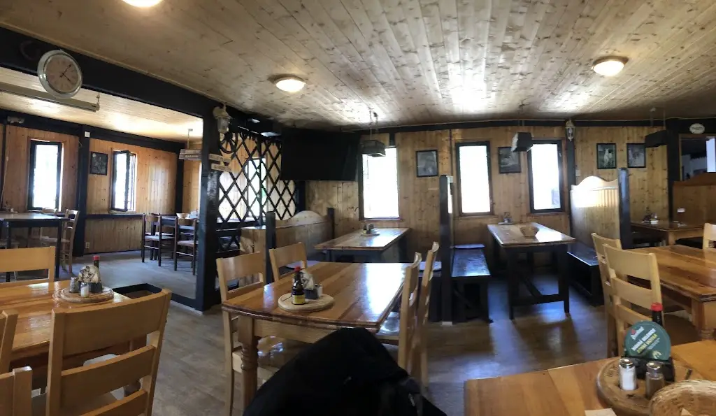 Country Saloon restaurant in Měcholupy