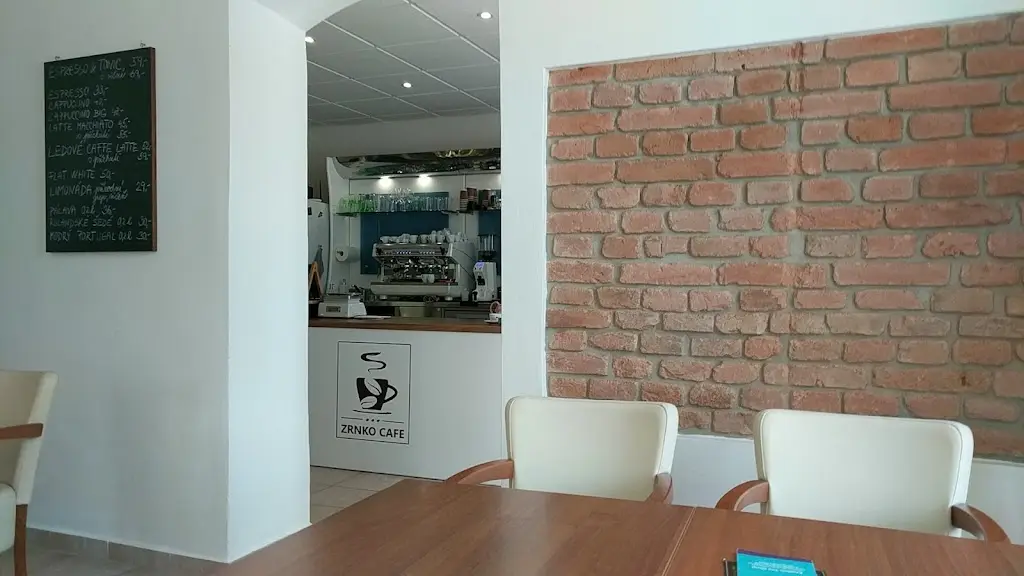 Christos Gentsis_Zrnko Cafe_Soběslav_review
