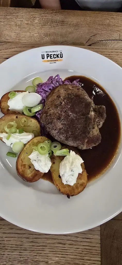 Monica Mora_Restaurace U Pecků_Polepy_review