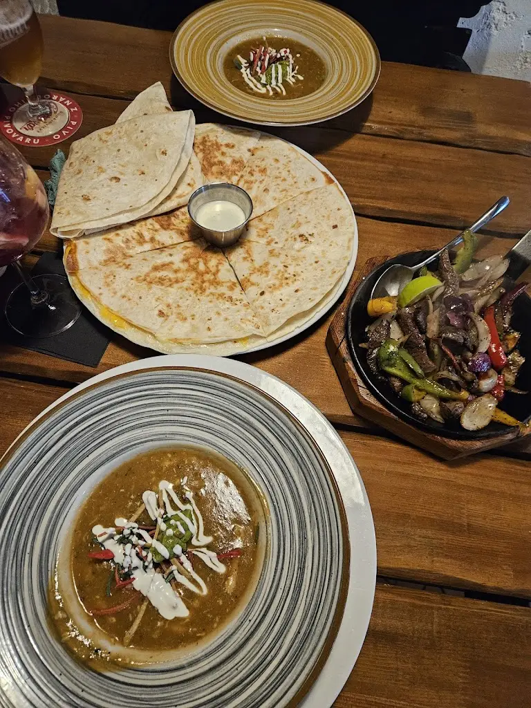 Nodira Ishmukhamedova_Pepe Lopez_Okres Ústí nad Labem_review