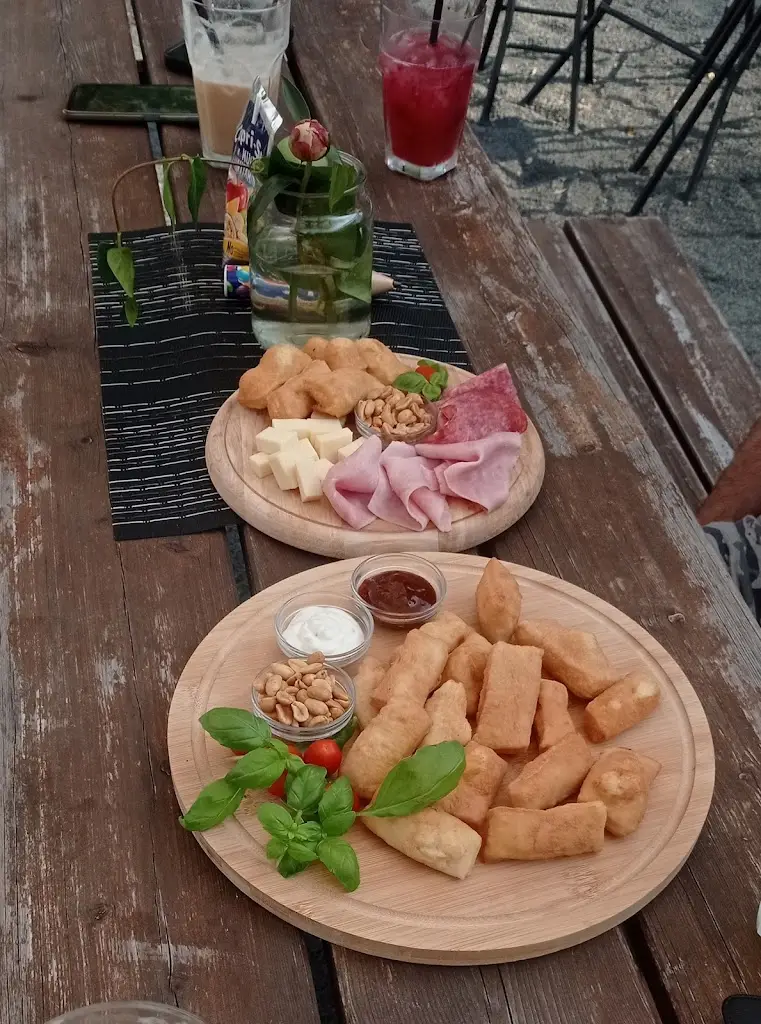 A_Veget a dva mloci_Povrly_review