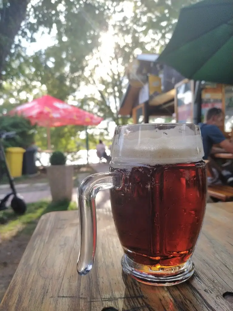 Michal Obereiter_Občerstvení Long Beach_Štětí_review