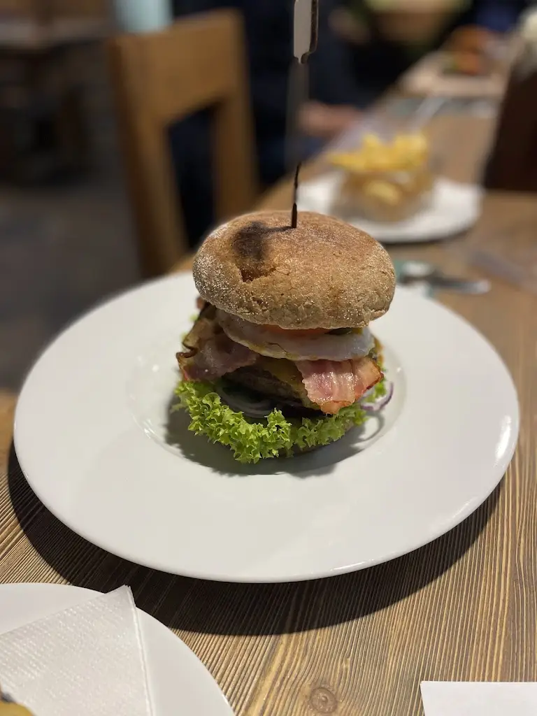 Rita Magenheim_Après restaurant_Vejprty_review