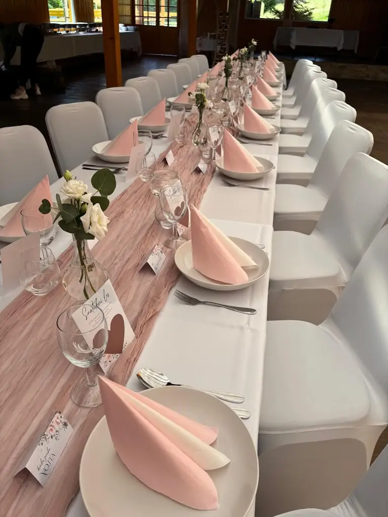 Vinárna Pod Třešněmi restaurant in Bánov