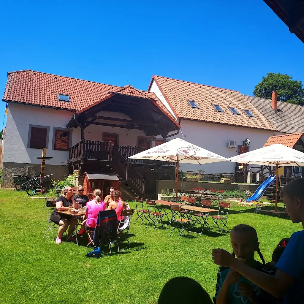 Statek Horní Dvorce - Hospůdka na statku / Stellpltazt / Caravan Parking_Strmilov_slider_image_2