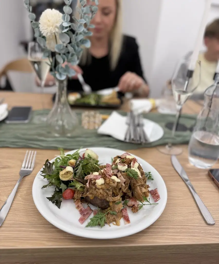 Gabriela Uherková_Restaurace na Tvrzi_Hluk_review