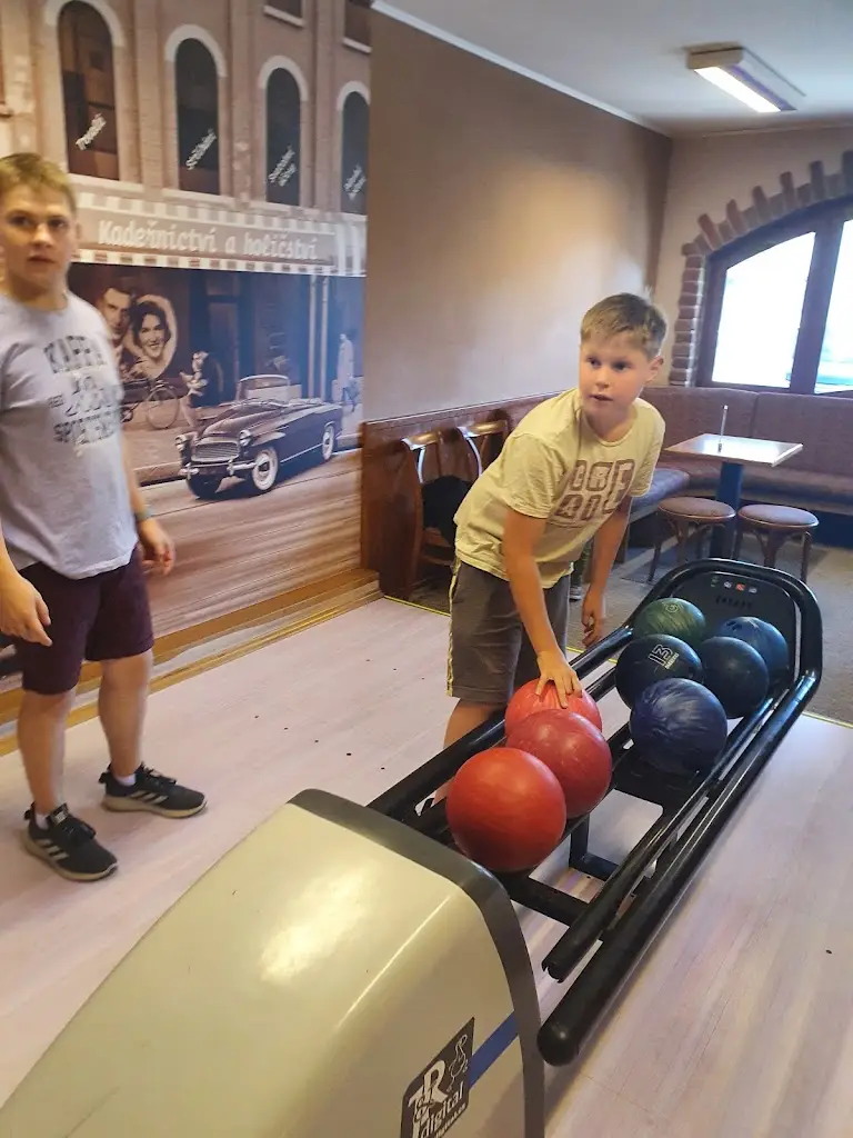 Mykhailo Divnych_Pizzerie-bowling Hluk_Hluk_review