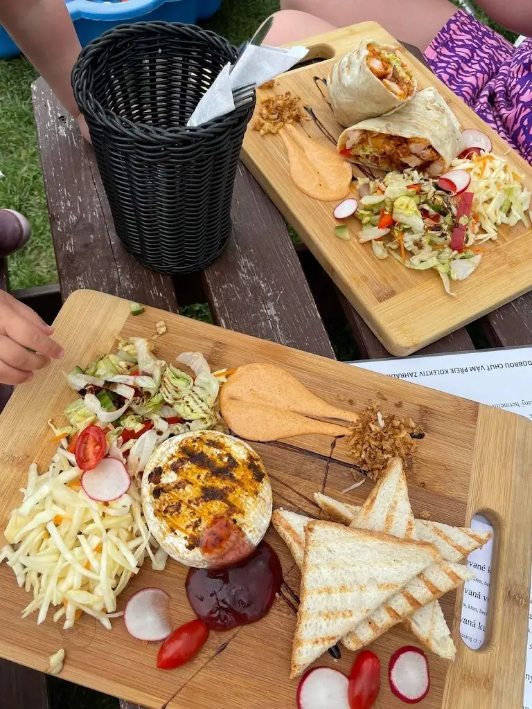 Karolína_Zahrádka na Kurtech Hluk_Hluk_review