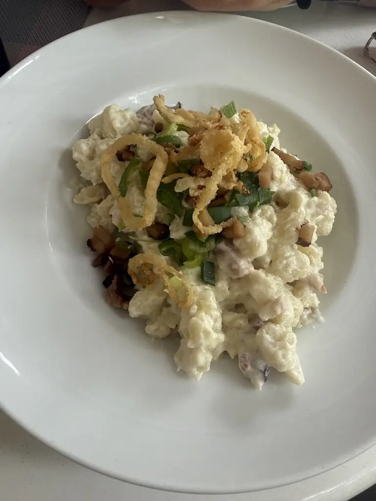 Helena Štekerová_Divadelní restaurace a kavárna Luhačovice_Luhačovice_review