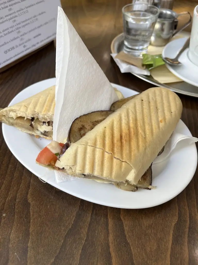 Müge Salihoğlu_Café Bistro Matiné_Okres Kroměříž_review