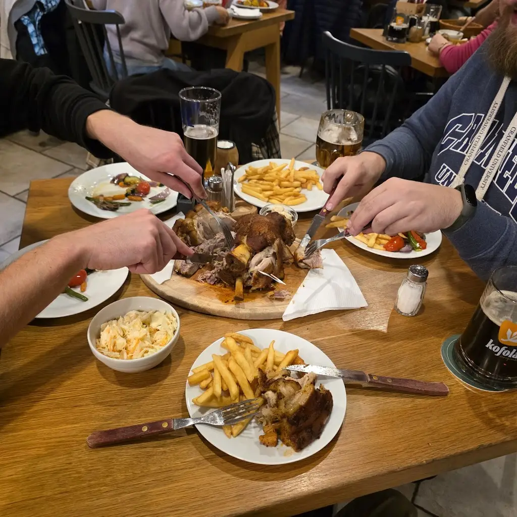 Jamie Chandler_Kavárna U Přívozu - Grilovaná kolena_Spytihněv_review