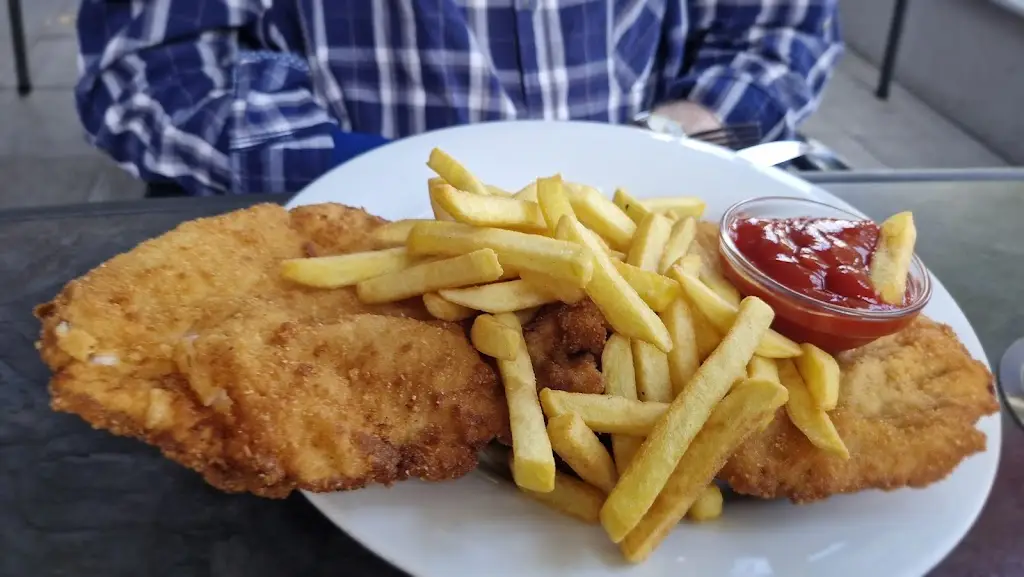 Kavárna U Přívozu - Grilovaná kolena_Spytihněv_slider_image_3