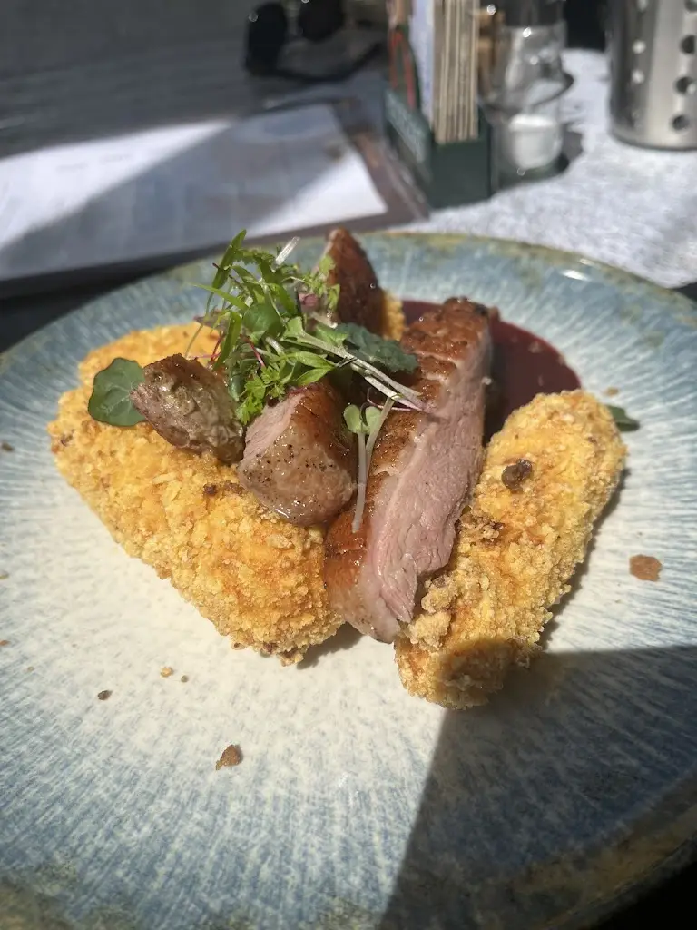 Jindrich Mahdal_Kavárna Květná_Strání_review