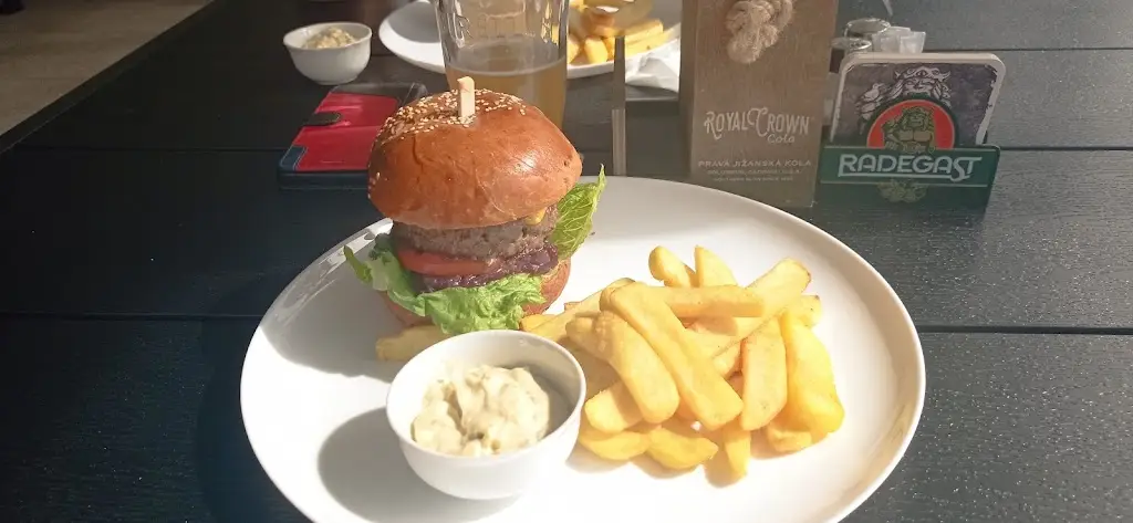 Olda Vyhnanek_Kavárna Květná_Strání_review