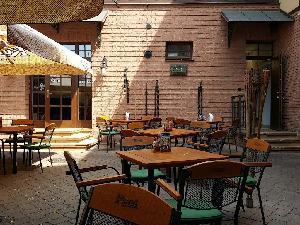 Restaurace U hejtmana Šarovce ristorante a Tupesy