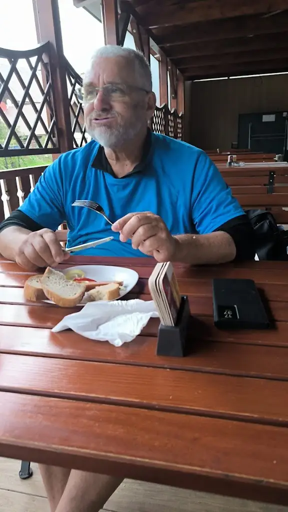 Milan Adámek_HOSPODA POD NÁDRAŽÍM_Valašská Polanka_review