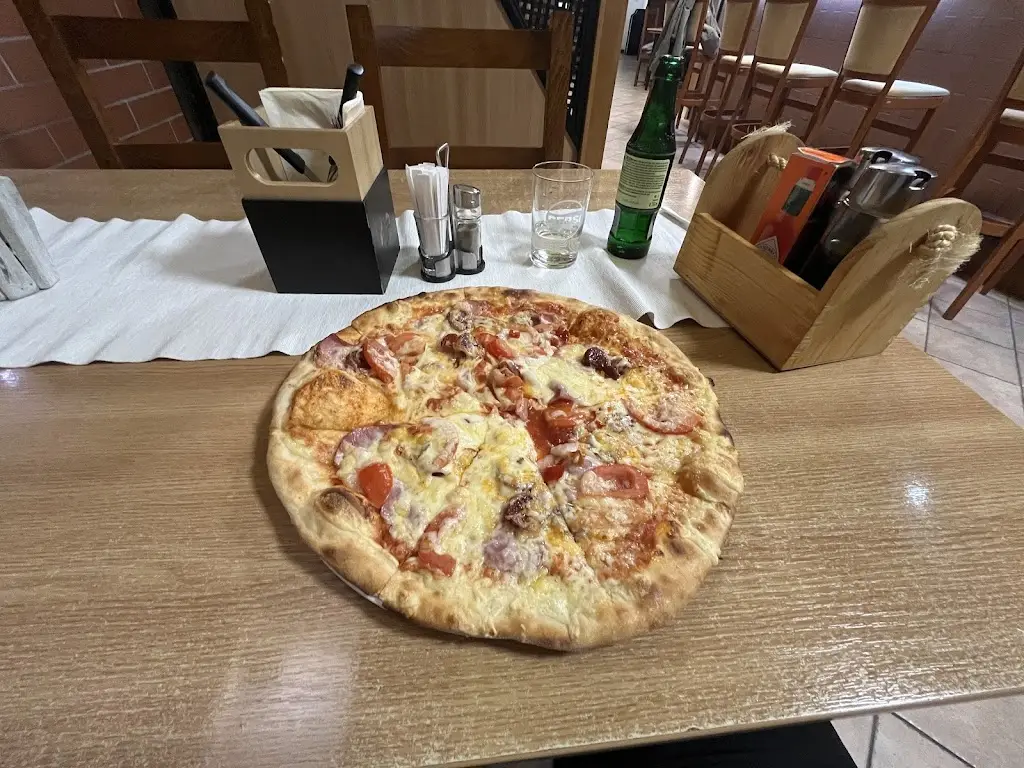 Petr Liška_Pizzerie Restaurant Bar AMOS_Uherský Brod_review