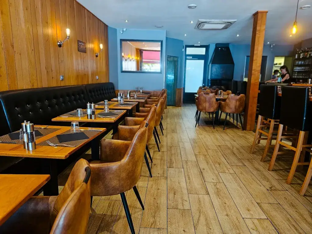 Aux Platanes restaurant à Poligny