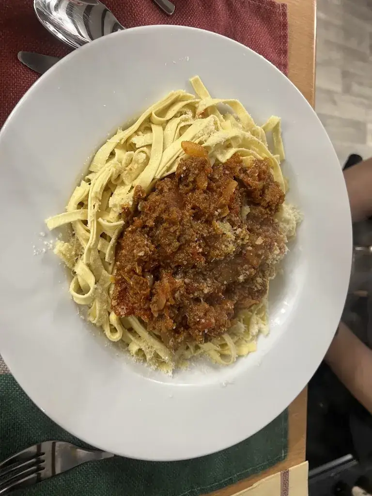 Oskar Cichociemny_Contatore di Cristo - Food Court Italien - Epicerie fine_Ronchamp_review